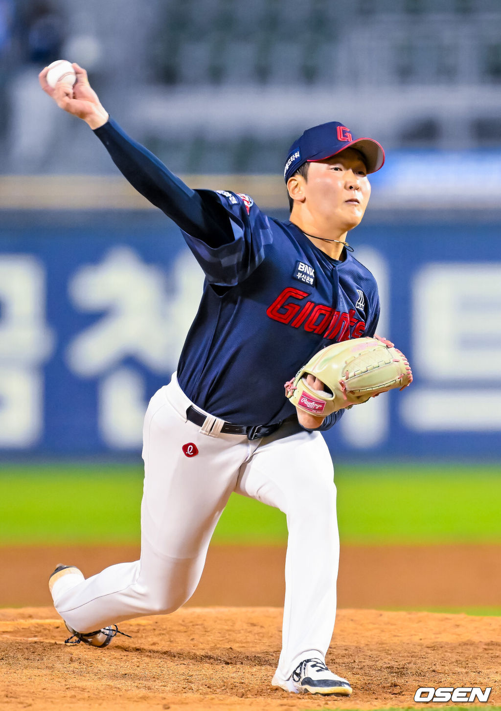 15일 서울 잠실야구장에서 ‘2026 신한 SOL Bank KBO리그’ 두산 베어스와 롯데 자이언츠의 경기가 열렸다.이 경기에서 롯데는 두산에 6-5로 승리했다. 롯데는 3연전 기선제압에 성공하며 시즌 16승 1무 22패를 기록했다. 반면 3연패에 빠진 두산은 18승 1무 22패가 됐다.9회말 롯데 최준용이 힘차게 공을 뿌리고 있다. 2026.05.15 / rumi@osen.co.kr