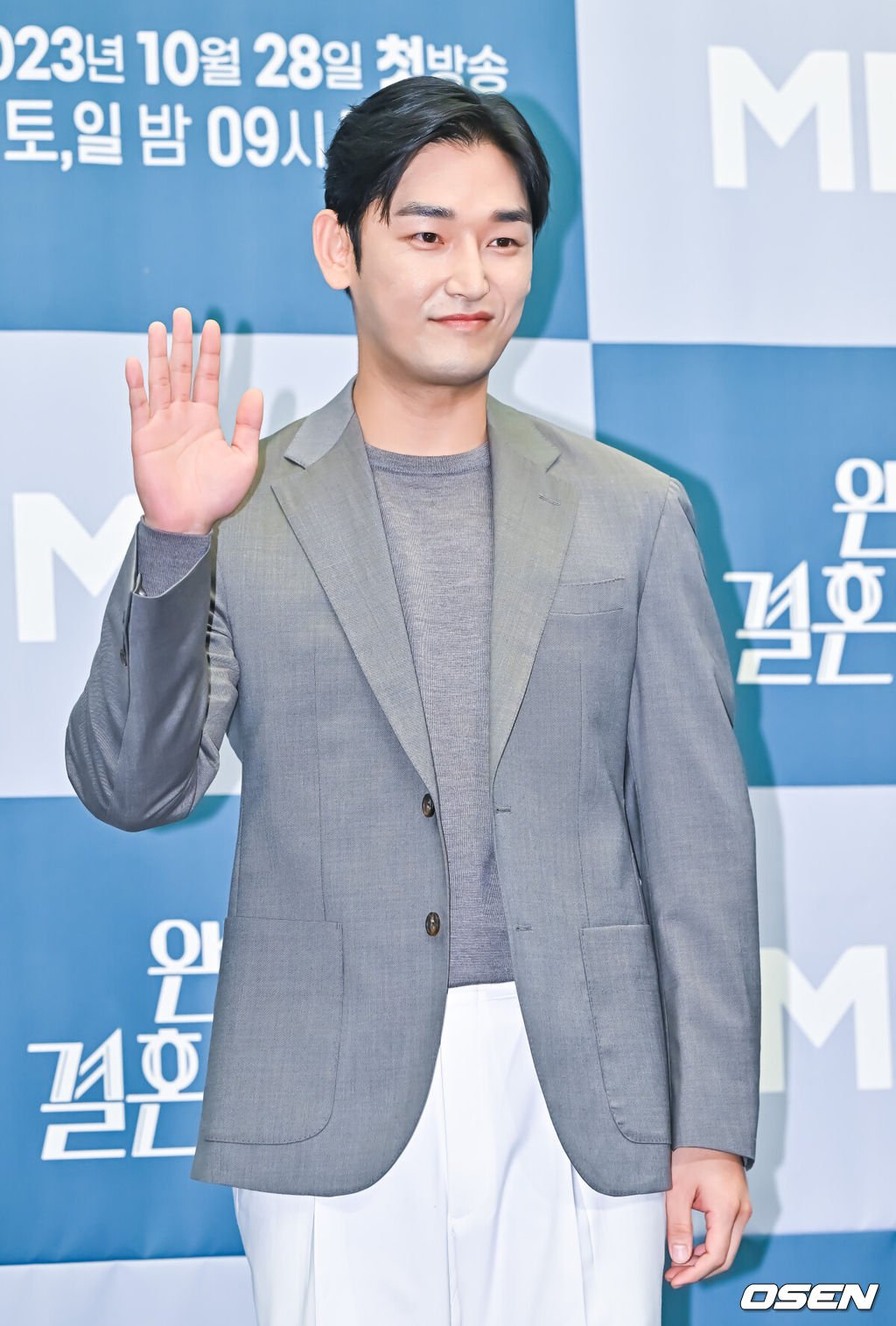 26일 오후 서울 상암동 스탠포드 호텔에서 종합편성채널 MBN 새 주말 미니시리즈 ‘완벽한 결혼의 정석’(극본 임서라 연출 오상원) 제작발표회가 진행됐다.드라마 '완벽한 결혼의 정석'은 남편과 가족들에게 배신 당한 후 과거로 돌아와 복수를 위해 계약 결혼을 제안한 여자 한이주와 그녀의 복수를 돕기 위해 계약 결혼을 받아들인 남자 서도국의 아찔한 운명 개척 회귀 로맨스 복수극이다.  배우 강신효가 포즈를 취하고 있다.  2023.10.26  / soul1014@osen.co.kr