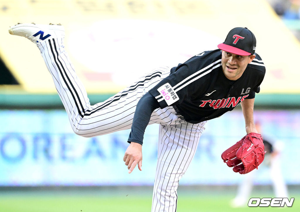 15일 인천 SSG랜더스필드에서 ‘2026 신한 SOL Bank KBO리그’ SSG 랜더스와 LG 트윈스의 경기가 열렸다.홈팀 SSG는 히라모토 긴지로, 방문팀 LG는 요니 치리노스를 선발로 내세웠다.1회말 LG 선발 요니 치리노스가 힘차게 공을 뿌리고 있다. 2026.05.15 / dreamer@osen.co.kr