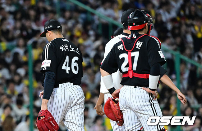 [OSEN=인천, 최규한 기자] 15일 인천 SSG랜더스필드에서 ‘2026 신한 SOL Bank KBO리그’ SSG 랜더스와 LG 트윈스의 경기가 열렸다.홈팀 SSG는 히라모토 긴지로, 방문팀 LG는 요니 치리노스를 선발로 내세웠다.6회초 무사 1, 3루 상황 LG 선발 요니 치리노스가 마운드를 내려가고 있다. 2026.05.15 / dreamer@osen.co.kr