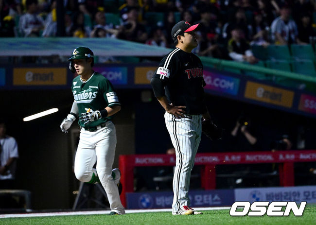 [OSEN=인천, 최규한 기자] 15일 인천 SSG랜더스필드에서 ‘2026 신한 SOL Bank KBO리그’ SSG 랜더스와 LG 트윈스의 경기가 열렸다.홈팀 SSG는 히라모토 긴지로, 방문팀 LG는 요니 치리노스를 선발로 내세웠다.8회말 1사 만루 상황 SSG 최지훈에게 동점 우중간 만루 홈런을 내준 LG 투수 장현식이 아쉬워하고 있다. 2026.05.15 / dreamer@osen.co.kr