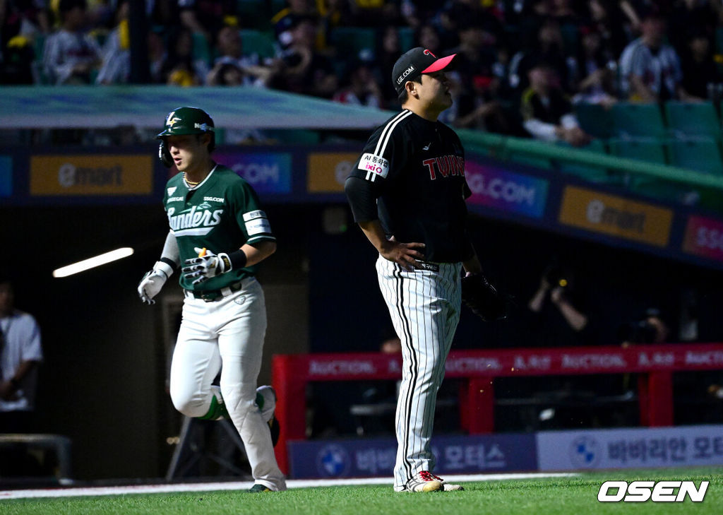 15일 인천 SSG랜더스필드에서 ‘2026 신한 SOL Bank KBO리그’ SSG 랜더스와 LG 트윈스의 경기가 열렸다.홈팀 SSG는 히라모토 긴지로, 방문팀 LG는 요니 치리노스를 선발로 내세웠다.8회말 1사 만루 상황 SSG 최지훈에게 동점 우중간 만루 홈런을 내준 LG 투수 장현식이 아쉬워하고 있다. 2026.05.15 / dreamer@osen.co.kr