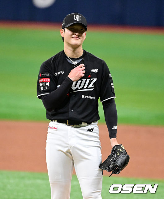 [OSEN=고척, 지형준 기자] 10일 서울 고척 스카이돔에서 2026 신한 SOL KBO리그 키움 히어로즈와 KT 위즈의 경기가 열렸다.키움은 전체 1순위 신인 박준현, KT는 배제성이 선발로 나섰다.1회말 KT 배제성이 미소짓고 있다. 2026.05.10&nbsp;/ jpnews@osen.co.kr