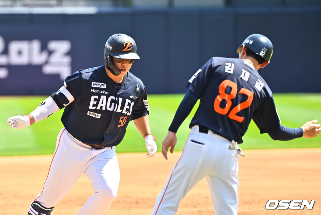 16일 오후 수원KT위즈파크에서 2026 신한 SOL KBO 리그 KT 위즈와 한화 이글스의 경기가 진행됐다.이날 경기에서 KT는 배제성을, 한화는 화이트를 선발투수로 내세웠다.1회초 1사 1,2루 한화 강백호가 선취 3점 홈런을 날리고 베이스를 돌고 있다.   2026.05.16 / soul1014@osen.co.kr