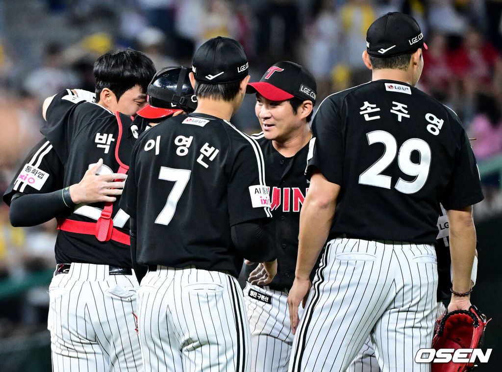 15일 인천 SSG랜더스필드에서 ‘2026 신한 SOL Bank KBO리그’ SSG 랜더스와 LG 트윈스의 경기가 열렸다.이날 경기는 접전 끝에 LG가 8-7 짜릿한 한 점 차 승리를 거뒀다.경기를 마치고 9회말 실책을 범한 LG 천성호가 동료 야수들과 인사를 나누고 있다. 2026.05.15 / dreamer@osen.co.kr