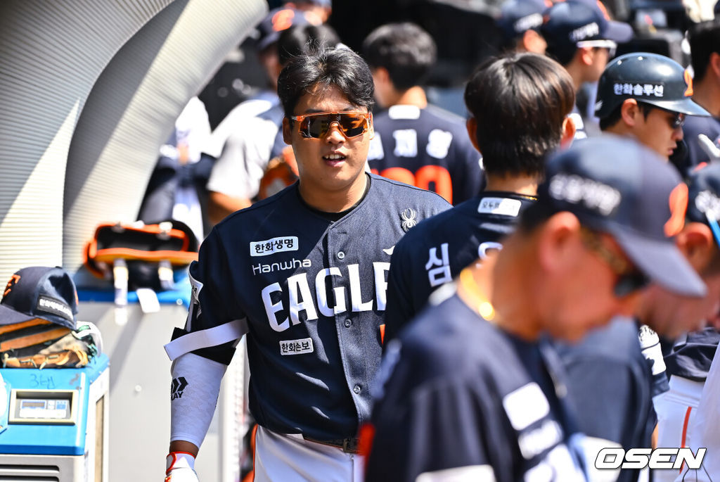 16일 오후 수원KT위즈파크에서 2026 신한 SOL KBO 리그 KT 위즈와 한화 이글스의 경기가 진행됐다.이날 경기에서 KT는 배제성을, 한화는 화이트를 선발투수로 내세웠다.1회초 1사 1,2루 한화 강백호가 선취 3점 홈런을 날리고 동료들의 축하를 받고 있다.   2026.05.16 / soul1014@osen.co.kr