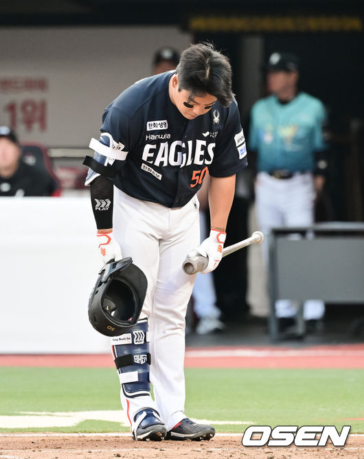 [OSEN=수원, 박준형 기자] 15일 오후 수원KT위즈파크에서 2026 신한 SOL KBO 리그 KT 위즈와 한화 이글스의 경기가 진행됐다.이날 경기에서 KT는 고영표를, 한화는 왕옌청을 선발투수로 내세웠다.2회초 한화 선두타자 강백호가 KT 팬들에게 인사하고 있다.   2026.05.15 / soul1014@osen.co.kr