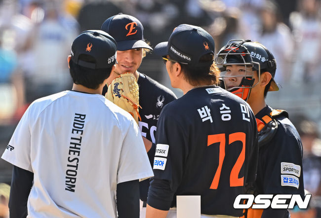 [OSEN=수원, 박준형 기자] 16일 오후 수원KT위즈파크에서 2026 신한 SOL KBO 리그 KT 위즈와 한화 이글스의 경기가 진행됐다.이날 경기에서 KT는 배제성을, 한화는 화이트를 선발투수로 내세웠다.7회말 교체 앞둔 한화 선발투수 화이트가 미소 짓고 있다.    2026.05.16 / soul1014@osen.co.kr
