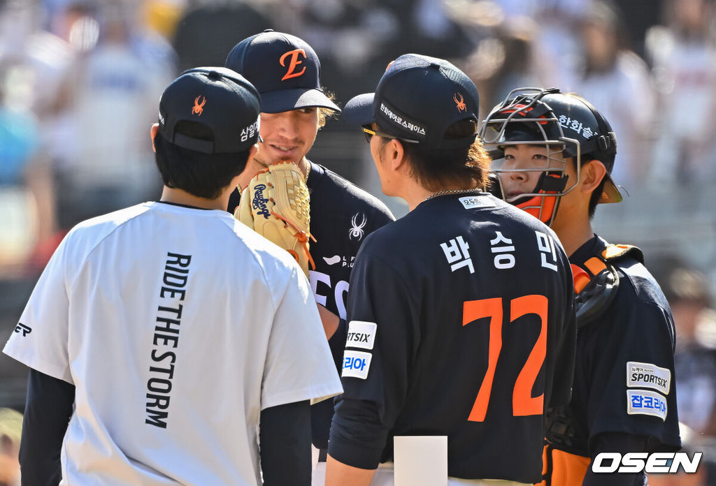 16일 오후 수원KT위즈파크에서 2026 신한 SOL KBO 리그 KT 위즈와 한화 이글스의 경기가 진행됐다.이날 경기에서 KT는 배제성을, 한화는 화이트를 선발투수로 내세웠다.7회말 교체 앞둔 한화 선발투수 화이트가 미소 짓고 있다.    2026.05.16 / soul1014@osen.co.kr
