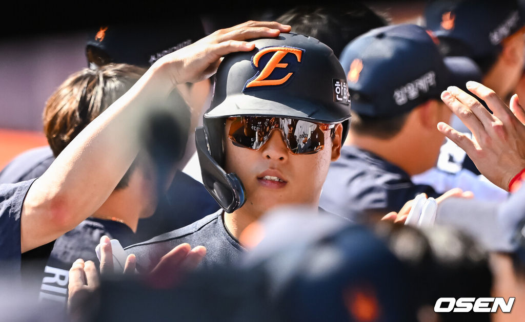 16일 오후 수원KT위즈파크에서 2026 신한 SOL KBO 리그 KT 위즈와 한화 이글스의 경기가 진행됐다.이날 경기에서 KT는 배제성을, 한화는 화이트를 선발투수로 내세웠다.6회초 2사 1,2루 한화 강백호가 3점 홈런을 날리고 동료들의 축하를 받고 있다.    2026.05.16 / soul1014@osen.co.kr