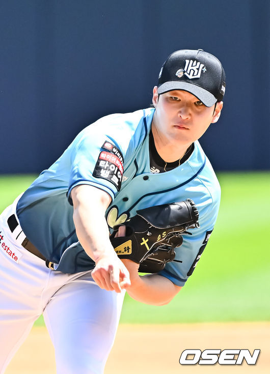 [OSEN=수원, 박준형 기자] 16일 오후 수원KT위즈파크에서 2026 신한 SOL KBO 리그 KT 위즈와 한화 이글스의 경기가 진행됐다.이날 경기에서 KT는 배제성을, 한화는 화이트를 선발투수로 내세웠다.1회초 KT 선발투수 배제성이 역투하고 있다.   2026.05.16 / soul1014@osen.co.kr