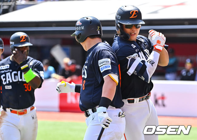[OSEN=수원, 박준형 기자] 16일 오후 수원KT위즈파크에서 2026 신한 SOL KBO 리그 KT 위즈와 한화 이글스의 경기가 진행됐다.이날 경기에서 KT는 배제성을, 한화는 화이트를 선발투수로 내세웠다.1회초 1사 1,2루 한화 강백호가 선취 3점 홈런을 날리고 동료들의 축하를 받고 있다.   2026.05.16 / soul1014@osen.co.kr