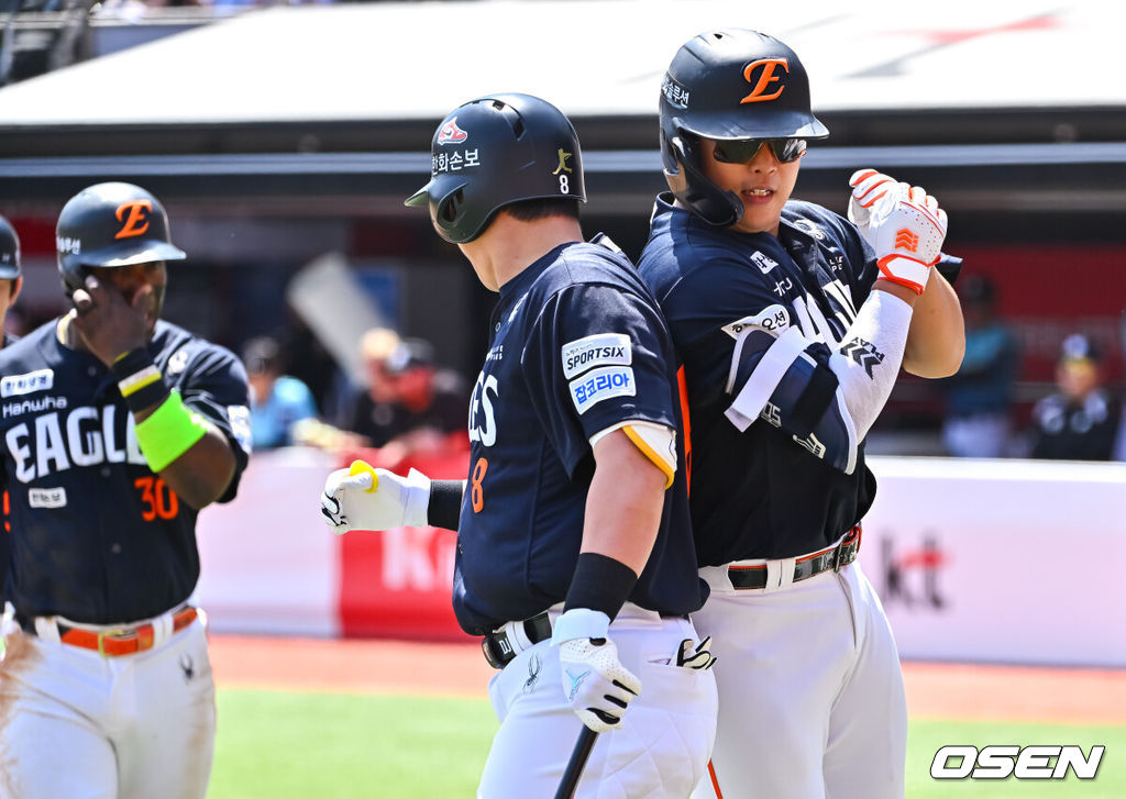 16일 오후 수원KT위즈파크에서 2026 신한 SOL KBO 리그 KT 위즈와 한화 이글스의 경기가 진행됐다.이날 경기에서 KT는 배제성을, 한화는 화이트를 선발투수로 내세웠다.1회초 1사 1,2루 한화 강백호가 선취 3점 홈런을 날리고 동료들의 축하를 받고 있다.   2026.05.16 / soul1014@osen.co.kr