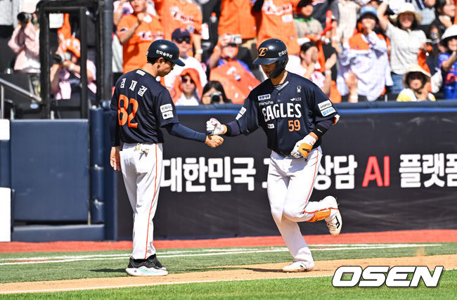 [OSEN=수원, 박준형 기자] 16일 오후 수원KT위즈파크에서 2026 신한 SOL KBO 리그 KT 위즈와 한화 이글스의 경기가 진행됐다.이날 경기에서 KT는 배제성을, 한화는 화이트를 선발투수로 내세웠다.5회초 1사 1,2루 한화 허인서가 3점 홈런을 날리고 베이스를 돌고 있다.   2026.05.16 / soul1014@osen.co.kr