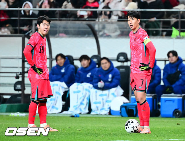 [OSEN=서울월드컵경기장, 지형준 기자] 홍명보 감독이 이끄는 한국 축구대표팀이 18일 오후 8시 서울월드컵경기장에서 열린&nbsp;11월 A매치 두 번째 친선경기에서&nbsp;'아프리카 강호' 가나를 상대로 1-0 승리했다.내달 2026 국제축구연맹(FIFA) 북중미 월드컵 조 추첨을 앞두고 열리는 마지막 평가전이었다.&nbsp;한국은 가나까지 잡아내면서 사상 최초로&nbsp;월드컵 포트 2를 확정하게 됐다. 이로써 대표팀은 홍명보 감독이 부임한 뒤 처음으로 A매치 2연전에서 나란히 승리를 거두게 됐다.후반 대한민국 이강인, 손흥민이 프리킥을 준비하고 있다. 2025.11.18 /jpnews@osen.co.kr