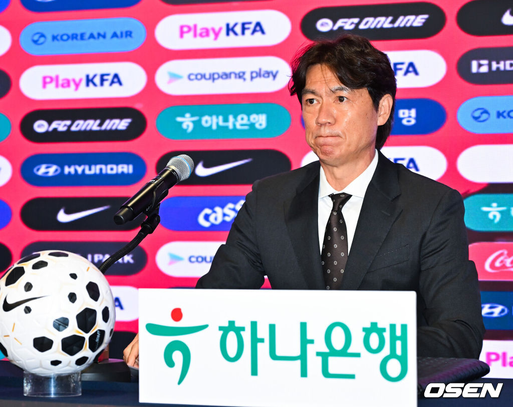 북중미월드컵 국가대표팀 명단 발표 기자회견이 16일 서울 종로구 KT 광화문 빌딩 온마당에서 열렸다.이 자리에서 홍명보 감독이 이끄는 대한민국 축구 국가대표팀은 2026 국제축구연맹(FIFA) 북중미 월드컵 최종 명단 26인을 발표한다.홍명보 감독이 기자회견을 하고 있다. 2026.05.16 / rumi@osen.co.kr