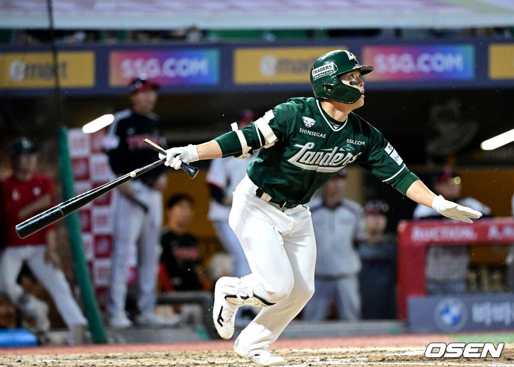 15일 인천 SSG랜더스필드에서 ‘2026 신한 SOL Bank KBO리그’ SSG 랜더스와 LG 트윈스의 경기가 열렸다.홈팀 SSG는 히라모토 긴지로, 방문팀 LG는 요니 치리노스를 선발로 내세웠다.4회말 무사 선두타자로 나선 SSG 정준재가 안타를 날릴 때 배트가 부러지고 있다. 2026.05.15 / dreamer@osen.co.kr