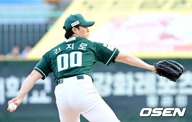 [OSEN=인천, 최규한 기자] 15일 인천 SSG랜더스필드에서 ‘2026 신한 SOL Bank KBO리그’ SSG 랜더스와 LG 트윈스의 경기가 열렸다.홈팀 SSG는 히라모토 긴지로, 방문팀 LG는 요니 치리노스를 선발로 내세웠다.1회초 SSG 선발 히라모토 긴지로가 힘차게 공을 뿌리고 있다. 2026.05.15 / dreamer@osen.co.kr