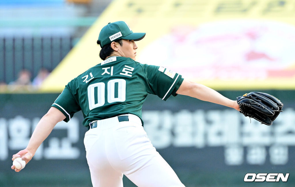 15일 인천 SSG랜더스필드에서 ‘2026 신한 SOL Bank KBO리그’ SSG 랜더스와 LG 트윈스의 경기가 열렸다.홈팀 SSG는 히라모토 긴지로, 방문팀 LG는 요니 치리노스를 선발로 내세웠다.1회초 SSG 선발 히라모토 긴지로가 힘차게 공을 뿌리고 있다. 2026.05.15 / dreamer@osen.co.kr