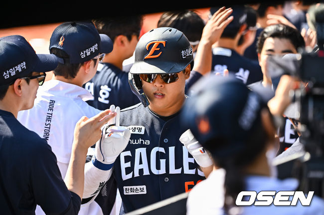 [OSEN=수원, 박준형 기자] 16일 오후 수원KT위즈파크에서 2026 신한 SOL KBO 리그 KT 위즈와 한화 이글스의 경기가 진행됐다.이날 경기에서 KT는 배제성을, 한화는 화이트를 선발투수로 내세웠다.6회초 2사 1,2루 한화 강백호가 3점 홈런을 날리고 동료들의 축하를 받고 있다.    2026.05.16 / soul1014@osen.co.kr