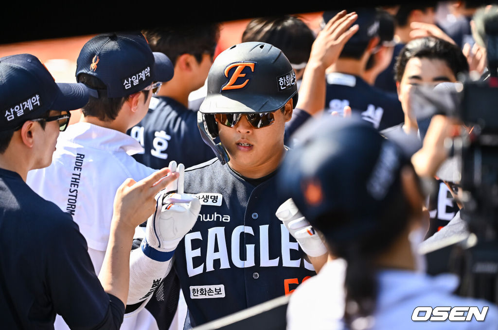 16일 오후 수원KT위즈파크에서 2026 신한 SOL KBO 리그 KT 위즈와 한화 이글스의 경기가 진행됐다.이날 경기에서 KT는 배제성을, 한화는 화이트를 선발투수로 내세웠다.6회초 2사 1,2루 한화 강백호가 3점 홈런을 날리고 동료들의 축하를 받고 있다.    2026.05.16 / soul1014@osen.co.kr