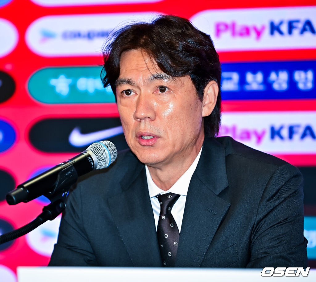 북중미월드컵 국가대표팀 명단 발표 기자회견이 16일 서울 종로구 KT 광화문 빌딩 온마당에서 열렸다.이 자리에서 홍명보 감독이 이끄는 대한민국 축구 국가대표팀은 2026 국제축구연맹(FIFA) 북중미 월드컵 최종 명단 26인을 발표한다.홍명보 감독이 기자회견을 하고 있다. 2026.05.16 / rumi@osen.co.kr
