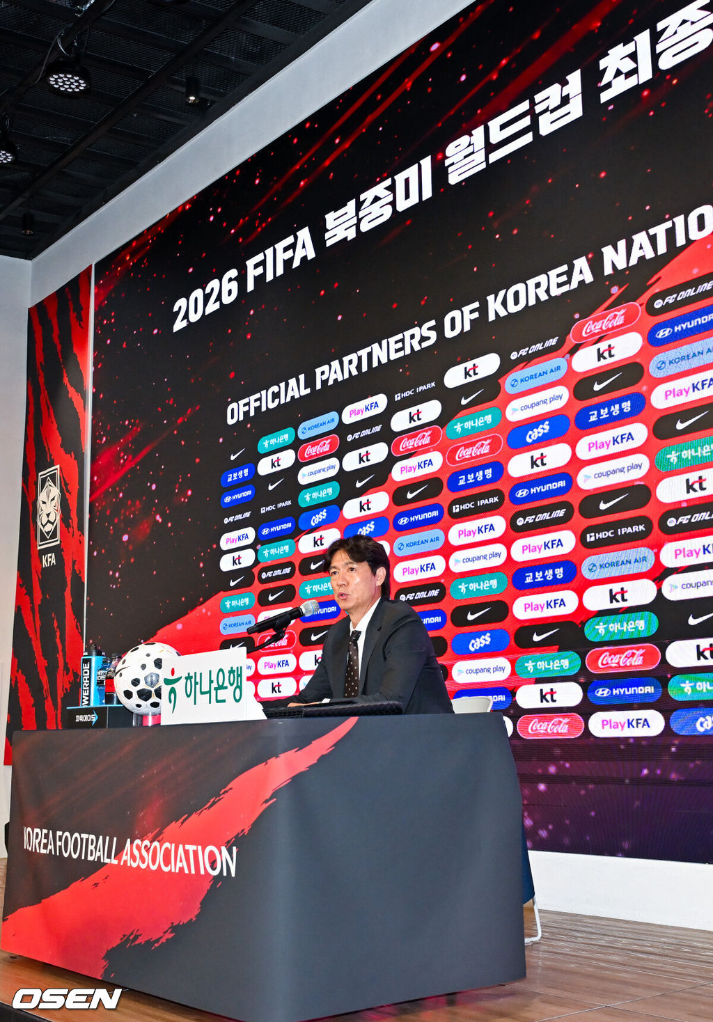 북중미월드컵 국가대표팀 명단 발표 기자회견이 16일 서울 종로구 KT 광화문 빌딩 온마당에서 열렸다.이 자리에서 홍명보 감독이 이끄는 대한민국 축구 국가대표팀은 2026 국제축구연맹(FIFA) 북중미 월드컵 최종 명단 26인을 발표한다.홍명보 감독이 기자회견을 하고 있다. 2026.05.16 / rumi@osen.co.kr