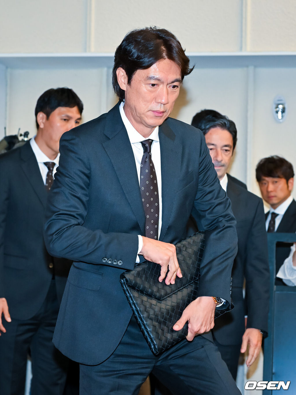 북중미월드컵 국가대표팀 명단 발표 기자회견이 16일 서울 종로구 KT 광화문 빌딩 온마당에서 열렸다.이 자리에서 홍명보 감독이 이끄는 대한민국 축구 국가대표팀은 2026 국제축구연맹(FIFA) 북중미 월드컵 최종 명단 26인을 발표한다.홍명보 감독이 기자회견을 위해 입장하고 있다. 2026.05.16 / rumi@osen.co.kr
