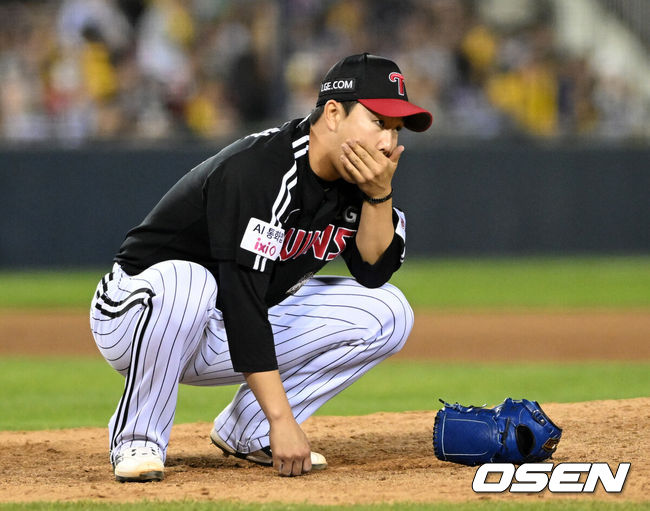[OSEN=잠실, 이대선 기자] 24일 서울 잠실야구장에서 2026 신한 SOL KBO리그 두산 베어스와 LG 트윈스의 경기가 열렸다.이날 두산은 최승용, LG는 임찬규를 선발로 내세웠다. 9회말 LG 유영찬이 투구 중 팔꿈치 통증을 호소하며 마운드를 내려가고 있다. 2026.04.24 /sunday@osen.co.kr