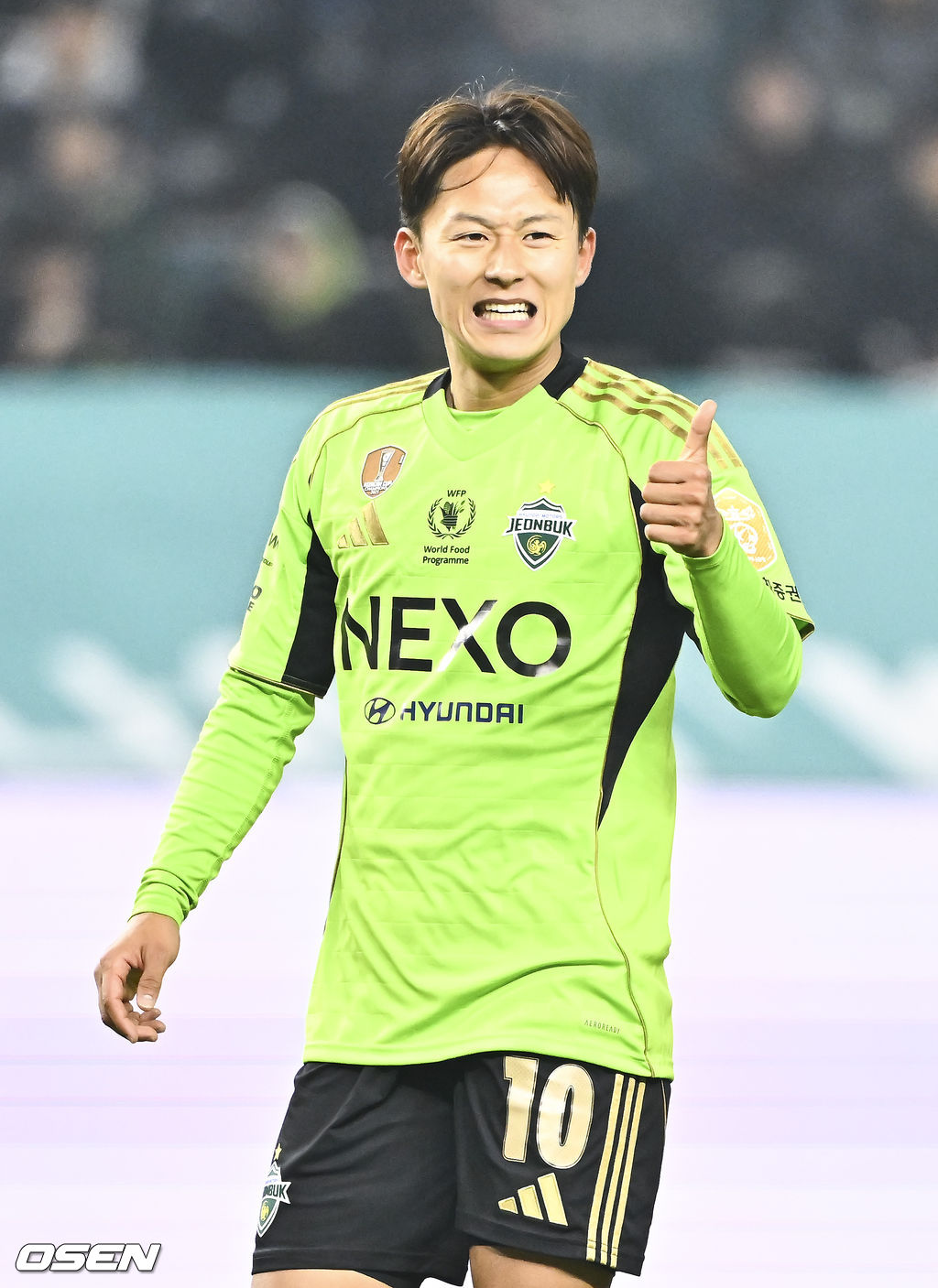18일 전북 전주월드컵경기장에서 '하나은행 K리그1 2026' 전북 현대와 FC안양의 경기가 진행됐다.  FC안양은 개막 3경기 무패로 상승세를 이어가고 있고 3위에 랭크됐다. 반면 디펜딩 챔프 전북 현대는 시즌 첫 승을 위해 3전 4기에 도전한다.후반 전북 현대 이승우가 동료를 향해 엄지손가락을 보이고 있다.   2026.03.18 / soul1014@osen.co.kr