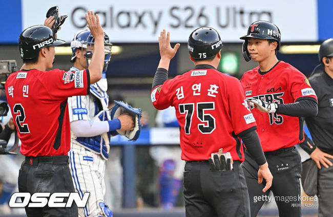 [OSEN=대구, 이석우 기자] 16일 대구삼성라이온즈파크에서 2026 신한 SOL KBO 리그 삼성 라이온즈와 KIA 타이거즈의 경기가 열렸다. 홈팀 삼성은 오러클린이, 방문팀 KIA는 이의리가 선발 출전했다. KIA 타이거즈 박재현이 6회초 무사 1루 우중월 동점 2점 홈런을 치고 하이파이브를 하고 있다. 2026.05.16 / foto0307@osen.co.kr