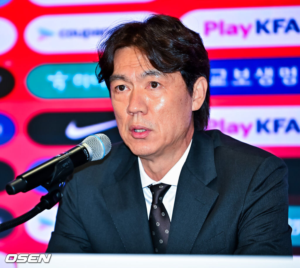 북중미월드컵 국가대표팀 명단 발표 기자회견이 16일 서울 종로구 KT 광화문 빌딩 온마당에서 열렸다.이 자리에서 홍명보 감독이 이끄는 대한민국 축구 국가대표팀은 2026 국제축구연맹(FIFA) 북중미 월드컵 최종 명단 26인을 발표한다.홍명보 감독이 기자회견을 하고 있다. 2026.05.16 / rumi@osen.co.kr