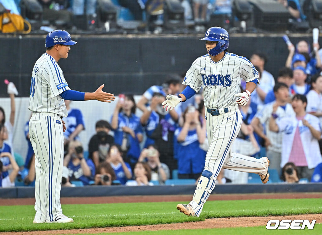 16일 대구삼성라이온즈파크에서 2026 신한 SOL KBO 리그 삼성 라이온즈와 KIA 타이거즈의 경기가 열렸다. 홈팀 삼성은 오러클린이, 방문팀 KIA는 이의리가 선발 출전했다. 삼성 라이온즈 이재현이 6회말 2사 2루 좌월 2점 홈런을 치고 하이파이브를 하고 있다. 2026.05.16 / foto0307@osen.co.kr