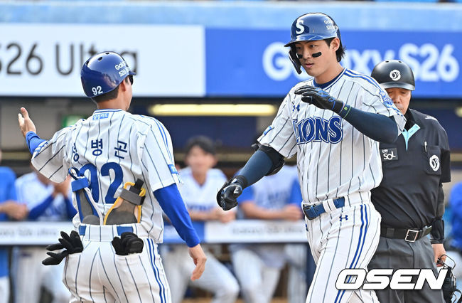 [OSEN=대구, 이석우 기자] 16일 대구삼성라이온즈파크에서 2026 신한 SOL KBO 리그 삼성 라이온즈와 KIA 타이거즈의 경기가 열렸다. 홈팀 삼성은 오러클린이, 방문팀 KIA는 이의리가 선발 출전했다. 삼성 라이온즈 구자욱이 1회말 2사 우월 솔로 홈런을 치고 하이파이브를 하고 있다. 2026.05.16 / foto0307@osen.co.kr
