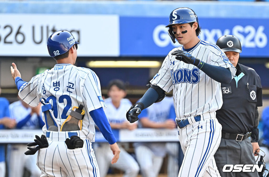16일 대구삼성라이온즈파크에서 2026 신한 SOL KBO 리그 삼성 라이온즈와 KIA 타이거즈의 경기가 열렸다. 홈팀 삼성은 오러클린이, 방문팀 KIA는 이의리가 선발 출전했다. 삼성 라이온즈 구자욱이 1회말 2사 우월 솔로 홈런을 치고 하이파이브를 하고 있다. 2026.05.16 / foto0307@osen.co.kr