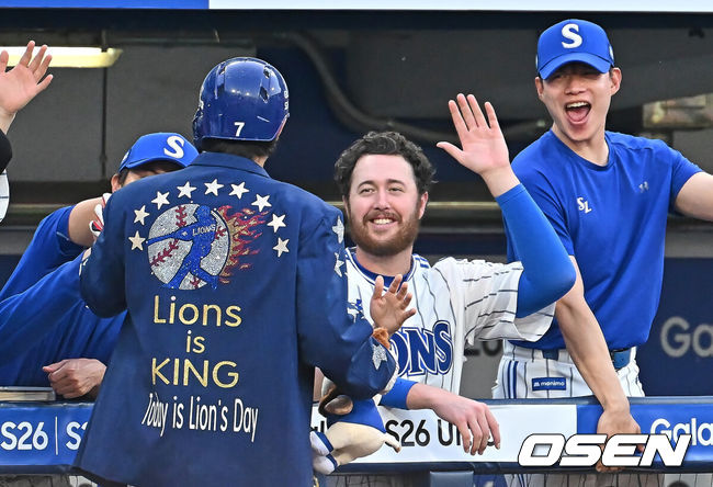 [OSEN=대구, 이석우 기자] 16일 대구삼성라이온즈파크에서 2026 신한 SOL KBO 리그 삼성 라이온즈와 KIA 타이거즈의 경기가 열렸다. 홈팀 삼성은 오러클린이, 방문팀 KIA는 이의리가 선발 출전했다. 삼성 라이온즈 이재현이 6회말 2사 2루 좌월 2점 홈런을 치고 오러클린과 하이파이브를 하고 있다. 2026.05.16 / foto0307@osen.co.kr