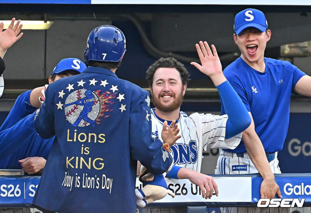16일 대구삼성라이온즈파크에서 2026 신한 SOL KBO 리그 삼성 라이온즈와 KIA 타이거즈의 경기가 열렸다. 홈팀 삼성은 오러클린이, 방문팀 KIA는 이의리가 선발 출전했다. 삼성 라이온즈 이재현이 6회말 2사 2루 좌월 2점 홈런을 치고 오러클린과 하이파이브를 하고 있다. 2026.05.16 / foto0307@osen.co.kr