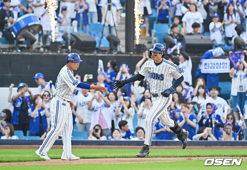 16일 대구삼성라이온즈파크에서 2026 신한 SOL KBO 리그 삼성 라이온즈와 KIA 타이거즈의 경기가 열렸다. 홈팀 삼성은 오러클린이, 방문팀 KIA는 이의리가 선발 출전했다. 삼성 라이온즈 구자욱이 1회말 2사 우월 솔로 홈런을 치고 하이파이브를 하고 있다. 2026.05.16 / foto0307@osen.co.kr