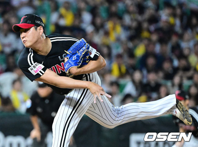 [OSEN=인천, 최규한 기자] 15일 인천 SSG랜더스필드에서 ‘2026 신한 SOL Bank KBO리그’ SSG 랜더스와 LG 트윈스의 경기가 열렸다.홈팀 SSG는 히라모토 긴지로, 방문팀 LG는 요니 치리노스를 선발로 내세웠다.7회말 2사 3루 상황 마운드에 오른 LG 배재준이 힘차게 공을 뿌리고 있다. 2026.05.15 / dreamer@osen.co.kr