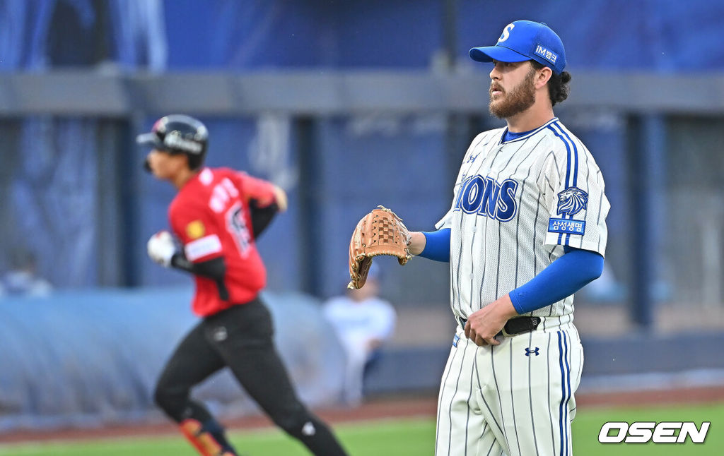 16일 대구삼성라이온즈파크에서 2026 신한 SOL KBO 리그 삼성 라이온즈와 KIA 타이거즈의 경기가 열렸다. 홈팀 삼성은 오러클린이, 방문팀 KIA는 이의리가 선발 출전했다. 삼성 라이온즈 오러클린이 6회초 무사 1루 KIA 타이거즈 박재현에게 우중월 동점 2점 홈런을 맞고 아쉬워하고 있다. 2026.05.16 / foto0307@osen.co.kr