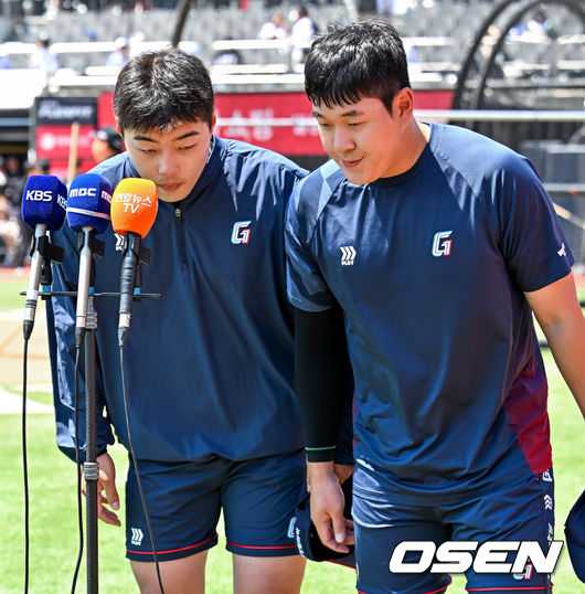 [OSEN=수원, 민경훈 기자] 5일 수원 KT위즈파크에서 2026 신한 SOL KBO리그 KT 위즈와 롯데 자이언츠의 경기가 열렸다.이날 KT는 소형준, 롯데는 로드리게스를 선발로 내세웠다.경기 전 롯데 고승민, 나승엽이 경기에 앞서 인터뷰를 하고 있다.&nbsp;나승엽, 고승민, 김세민은 올해 초 대만 스프링캠프 중 도박장 출입으로 출전정지 징계를 받았다 해제돼 1군 엔트리에 복귀했다. 2026.05.05 /rumi@osen.co.kr