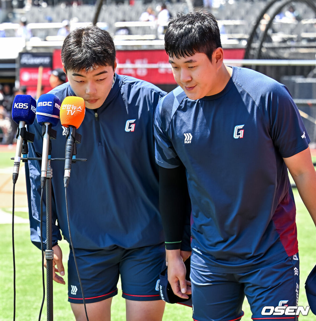 5일 수원 KT위즈파크에서 2026 신한 SOL KBO리그 KT 위즈와 롯데 자이언츠의 경기가 열렸다.이날 KT는 소형준, 롯데는 로드리게스를 선발로 내세웠다.경기 전 롯데 고승민, 나승엽이 경기에 앞서 인터뷰를 하고 있다. 나승엽, 고승민, 김세민은 올해 초 대만 스프링캠프 중 도박장 출입으로 출전정지 징계를 받았다 해제돼 1군 엔트리에 복귀했다. 2026.05.05 /rumi@osen.co.kr