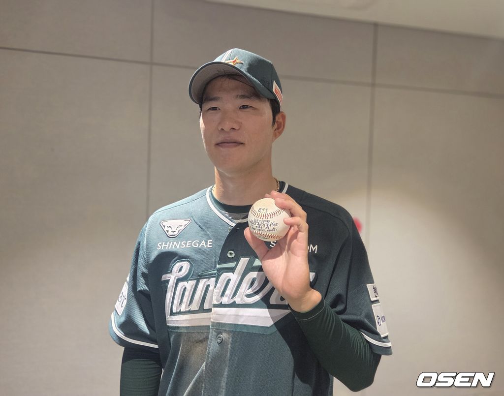 프로야구 SSG 랜더스 채현우가 16일 인천 SSG랜더스필드에서 열린 LG 트윈스와 경기에서 9회말 2사 1루에서 생애 첫 끝내기 안타(2루타)를 기록했다. 경기 후 채현우가 끝내기 안타 기념구를 들고 웃고 있다. /orange@osen.co.kr