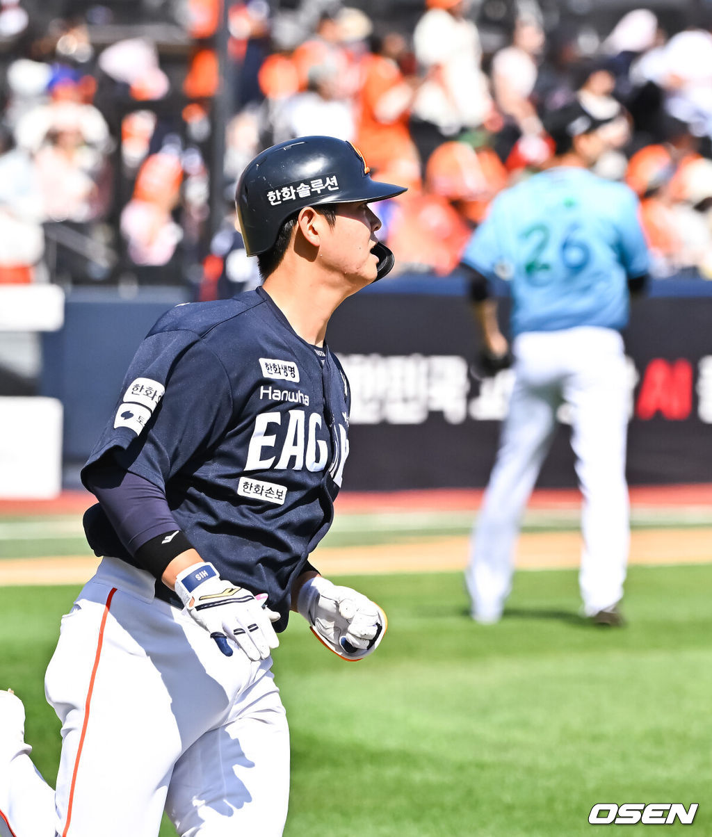 16일 오후 수원KT위즈파크에서 2026 신한 SOL KBO 리그 KT 위즈와 한화 이글스의 경기가 진행됐다.이날 경기에서 KT는 배제성을, 한화는 화이트를 선발투수로 내세웠다.5회초 1사 1,2루 한화 허인서가 3점 홈런을 날리고 타구를 바라보고 있다. 2026.05.16 / soul1014@osen.co.kr