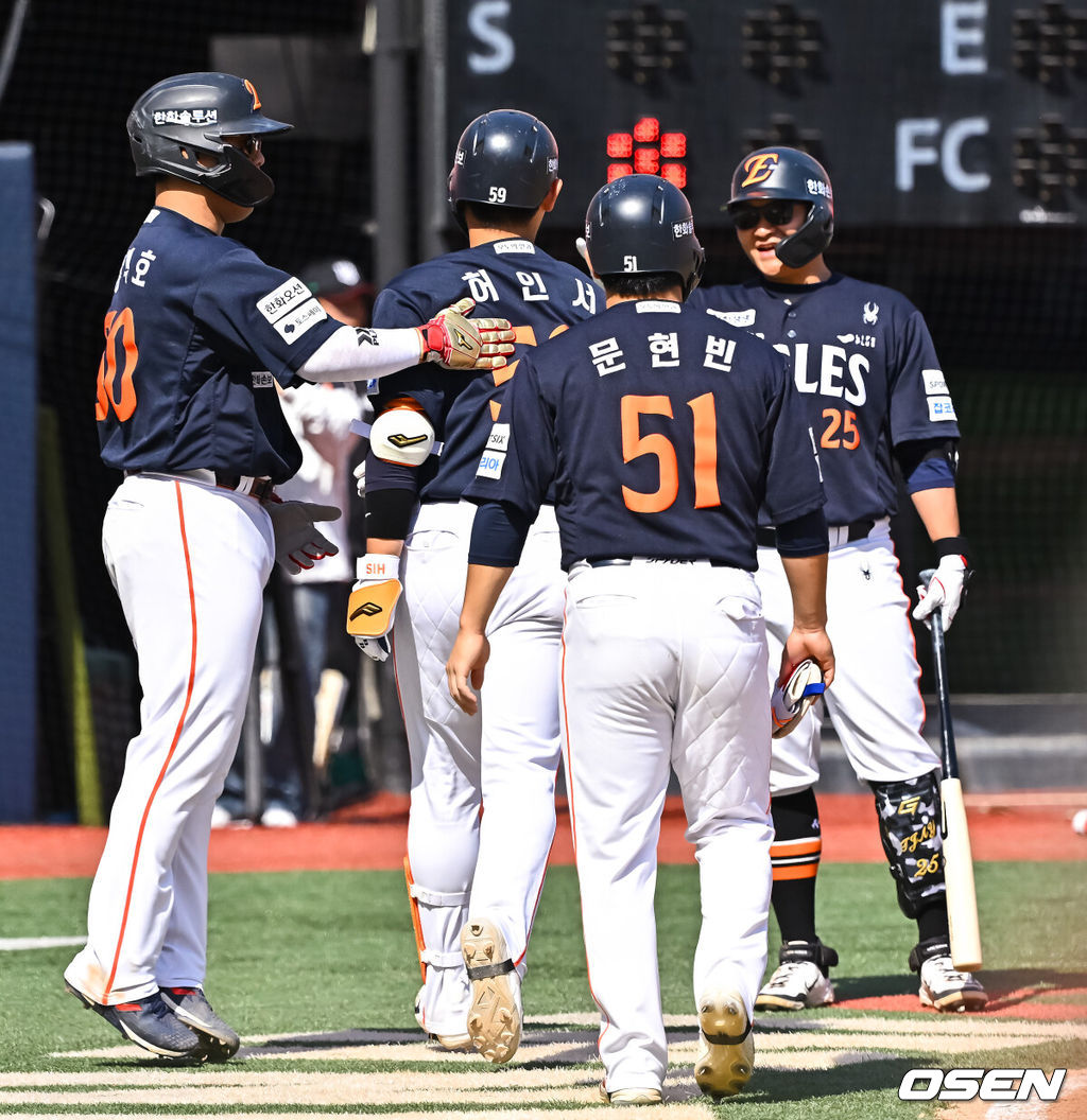 16일 오후 수원KT위즈파크에서 2026 신한 SOL KBO 리그 KT 위즈와 한화 이글스의 경기가 진행됐다.이날 경기에서 KT는 배제성을, 한화는 화이트를 선발투수로 내세웠다.5회초 1사 1,2루 한화 허인서가 3점 홈런을 날리고 동료들의 축하를 받고 있다. 2026.05.16 / soul1014@osen.co.kr