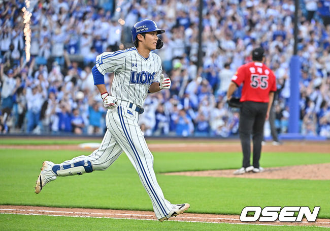 [OSEN=대구, 이석우 기자] 16일 대구삼성라이온즈파크에서 2026 신한 SOL KBO 리그 삼성 라이온즈와 KIA 타이거즈의 경기가 열렸다. 홈팀 삼성은 오러클린이, 방문팀 KIA는 이의리가 선발 출전했다. 삼성 라이온즈 이재현이 6회말 2사 2루 좌월 2점 홈런을 치고 그라운드를 돌고 있다. 2026.05.16 / foto0307@osen.co.kr