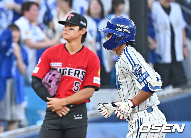 [OSEN=대구, 이석우 기자] 16일 대구삼성라이온즈파크에서 2026 신한 SOL KBO 리그 삼성 라이온즈와 KIA 타이거즈의 경기가 열렸다. 홈팀 삼성은 오러클린이, 방문팀 KIA는 이의리가 선발 출전했다. 삼성 라이온즈 이재현이 6회말 2사 2루 좌월 2점 홈런을 치고 그라운드를 돌고 있다. 2026.05.16 / foto0307@osen.co.kr