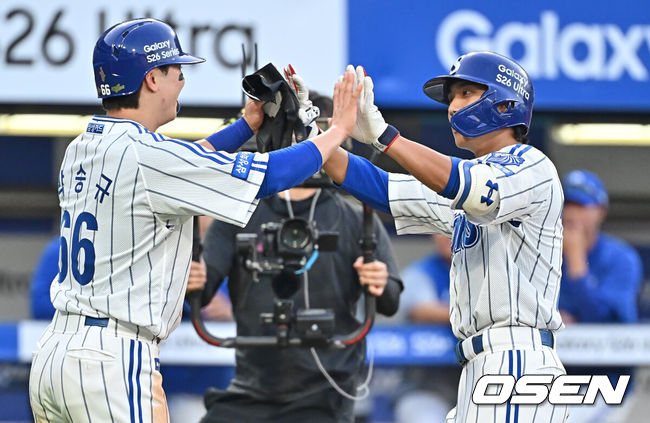 [OSEN=대구, 이석우 기자] 16일 대구삼성라이온즈파크에서 2026 신한 SOL KBO 리그 삼성 라이온즈와 KIA 타이거즈의 경기가 열렸다. 홈팀 삼성은 오러클린이, 방문팀 KIA는 이의리가 선발 출전했다. 삼성 라이온즈 이재현이 6회말 2사 2루 좌월 2점 홈런을 치고 하이파이브를 하고 있다. 2026.05.16 / foto0307@osen.co.kr