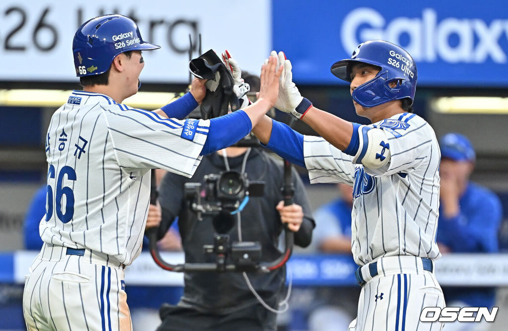 16일 대구삼성라이온즈파크에서 2026 신한 SOL KBO 리그 삼성 라이온즈와 KIA 타이거즈의 경기가 열렸다. 홈팀 삼성은 오러클린이, 방문팀 KIA는 이의리가 선발 출전했다. 삼성 라이온즈 이재현이 6회말 2사 2루 좌월 2점 홈런을 치고 하이파이브를 하고 있다. 2026.05.16 / foto0307@osen.co.kr