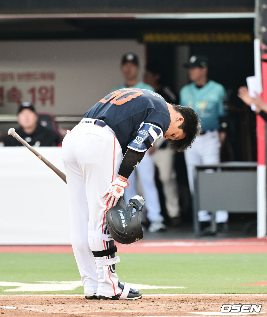 15일 오후 수원KT위즈파크에서 2026 신한 SOL KBO 리그 KT 위즈와 한화 이글스의 경기가 진행됐다.이날 경기에서 KT는 고영표를, 한화는 왕옌청을 선발투수로 내세웠다.2회초 한화 선두타자 강백호가 KT 팬들에게 인사하고 있다.   2026.05.15 / soul1014@osen.co.kr
